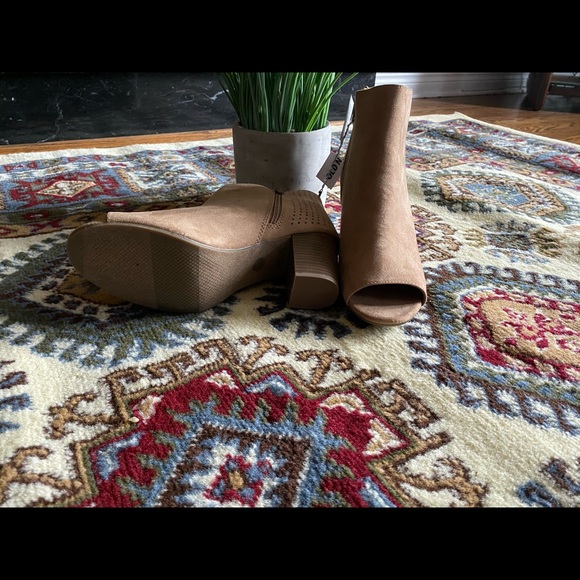 Old Navy Peep Toe Chunky Heel - Picture 6 of 6